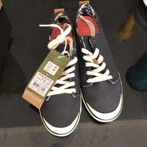 NWT Grey and white reef shoes 7.5